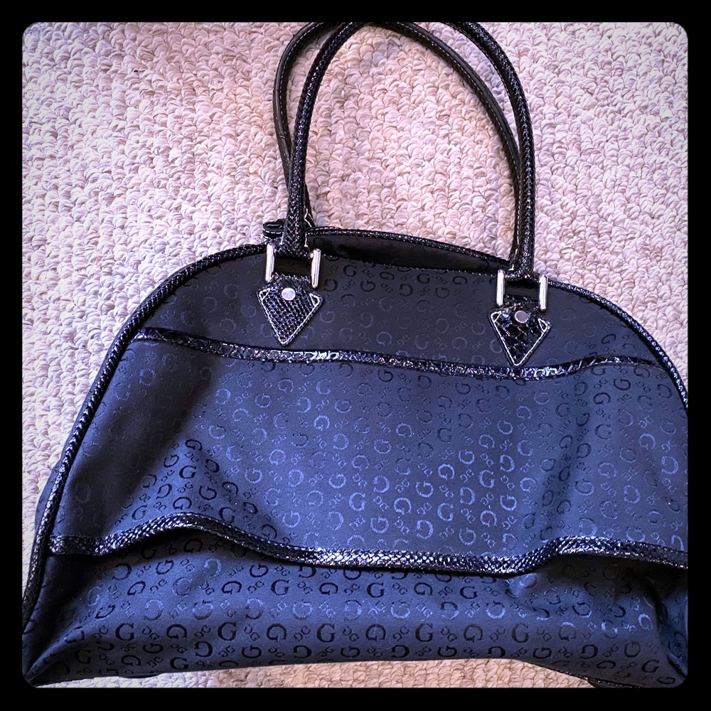Black Guess weekender bag comes with straps